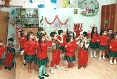 Anamaria dansand cu grupa